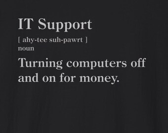 Op de afbeelding: Zwart T-shirt met witte tekst die luidt: "IT Support [ahy-tee suh-pawrt] zelfstandig naamwoord Computers aan- en uitzetten voor geld."