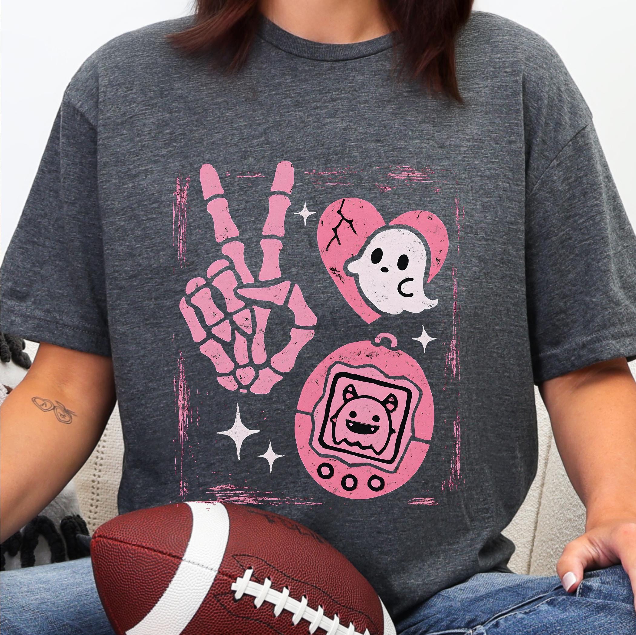 レトロなスケルトンのピースサインTシャツ | キュートなゴーストハート 
