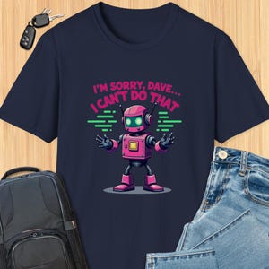 Op de afbeelding: Een marineblauw t-shirt met een roze robot afbeelding en de tekst "Het spijt me, Dave... Dat kan ik niet doen".