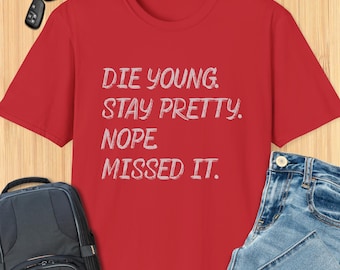 Può includere: Maglietta rossa con testo bianco che recita "Die Young. Stay Pretty. Nope Missed It."