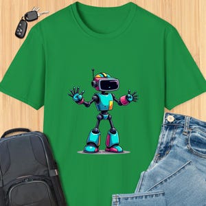 Peut inclure: T-shirt vert avec un robot de dessin animé portant un casque bleu, rose et jaune. Le robot a un corps bleu avec des accents roses et jaunes. Le robot agite les deux mains.