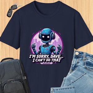 Op de afbeelding: Een marineblauw t-shirt met een cartoonrobot die een koptelefoon draagt en een paarse cirkel eromheen. De tekst "I'm sorry, Dave... I can't do that" staat op het shirt gedrukt.