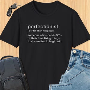 Kvik perfektionistdefinition-t-shirt: Sarkastisk humor för övertänkare och produktivitetsentusiaster