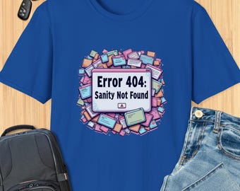 Może przedstawiać: Koszulka w kolorze królewskiego błękitu z grafiką przedstawiającą ekran komputera z tekstem "Error 404: Sanity Not Found". Grafika jest otoczona kolorowymi ikonami.