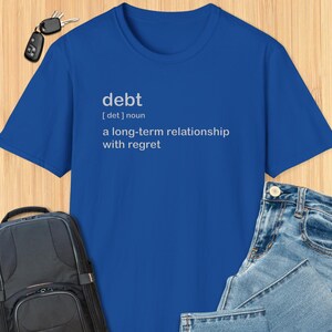 Könnte beinhalten: Ein königsblaues T-Shirt mit weißem Text, der lautet "Schuld [det] Nomen eine langfristige Beziehung mit Bedauern".