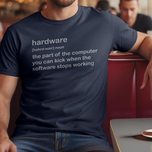 Hardware Definition Shirt - Programmierer Humor T-Shirt Computer Witz Top Tech Geek Geschenk Sarkasmus Nerd Coding Lustig Dev Bild 3