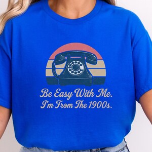 Vintage Rotary Phone Humor Tee: Var lugn med mig, jag är från 1900-talet - Retro Millennial grafisk t-shirt