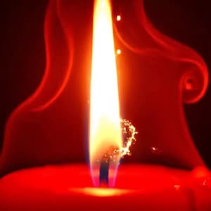 Könnte beinhalten: Nahaufnahme einer roten Kerze mit einer hellgelben Flamme und rotem Rauch. Der Text "Red Candle - Manifestation - Spell" ist in goldener Schrift dargestellt. Das Bild vermittelt ein Gefühl von Ritual und spiritueller Praxis.