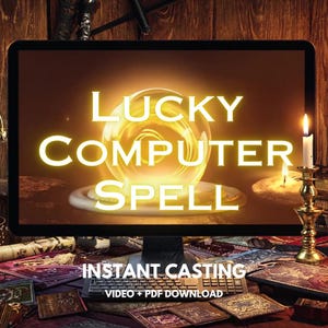 Pode incluir: Um monitor de computador exibe as palavras "LUCKY COMPUTER SPELL" em letras brilhantes. Abaixo, o texto "INSTANT CASTING" e "VIDEO + PDF DOWNLOAD" são visíveis. A imagem apresenta um orbe brilhante e velas.