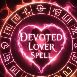 Pode incluir: Ilustração digital de um coração rosa brilhante com as palavras "DEVOTED LOVER SPELL". O coração é rodeado por um design circular com símbolos e um fundo laranja e vermelho flamejante.