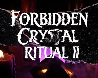 Può includere: Immagine scura con il testo "Forbidden Crystal Ritual II" in bianco. Un grande cristallo scuro in primo piano, con candele accese e sfumature viola sullo sfondo. Il tema generale è mistico e occulto.
