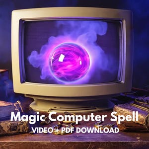 Puede incluir: Un monitor de computadora vintage con un orbe púrpura brillante en su interior. El monitor está sobre una mesa de madera con libros antiguos y el texto "Magic Computer Spell VIDEO + PDF DOWNLOAD".