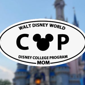 Puede incluir: Pegatina ovalada blanca con texto negro que dice "Walt Disney World" y "Disney College Program - MOM -" con una cabeza de Mickey Mouse negra entre las letras "C" y "P".