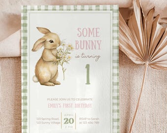 Edytowalne zaproszenie Some Bunny is One, zaproszenie na przyjęcie urodzinowe z motywem króliczka, zielona kratka gingham, zaproszenie na wiosenny kwiatowy królik