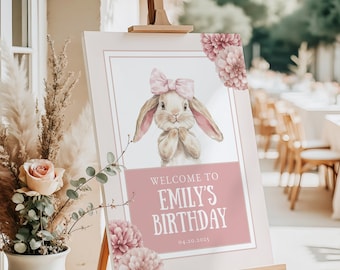 Modèle modifiable de plaque de bienvenue d'anniversaire de lapin rose, un lapin tourne un panneau, déco d'anniversaire coquette, 1er anniversaire et panneau de baptême