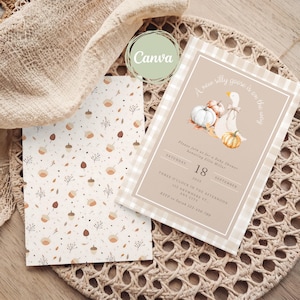 Puede incluir: Invitación a un baby shower con una ilustración en acuarela de un ganso y calabazas. La invitación tiene un borde de cuadros beige e incluye el texto "A new silly goose is on the way". También se ve una tarjeta a juego con un patrón de bellotas.