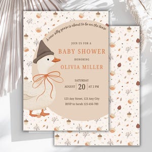 Puede incluir: Invitación a un baby shower con una ilustración caprichosa de un ganso con sombrero y lazo. La invitación incluye el texto "A new silly goose is about to be on the loose" y los detalles del baby shower de Olivia Miller el 20 de agosto a las 2 PM.