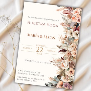K&ouml;nnte beinhalten: Eine Hochzeitseinladung mit einem floralen Design in Beige-, Braun- und Rosat&ouml;nen. Der Text lautet "Te invitamos cordialmente a NUESTRA BODA MAR&Iacute;A & LUCAS FEBRERO 22 10:00 AM 20XX RECEPCI&Oacute;N A SEGUIR Calle Cualquiera 123, Cualquier Ciudad 123456 Confirma su asistencia a: Laura 123-456-789"