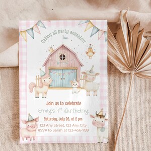 Może przedstawiać: Zaproszenie w różowo-białe kraty z kreskówkowym stodołą i zwierzętami z farmy. Tekst brzmi "Calling all party animals!!!" i "Join us to celebrate Emily's 1st Birthday. Saturday, July 26, at 2 pm 123 Any Street, 123 Any City RSVP to Sarah at 123-456-789"