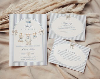 Könnte beinhalten: Babyparty-Papeterie-Set mit maritimem Thema. Die Einladungskarte trägt die Aufschrift "Ahoy, It's a Boy" und enthält Illustrationen eines Teddybären, eines Matrosenanzugs und Babyschuhen. Zusätzliche Karten sind für eine Windel-Tombola und Bücher für Babys.