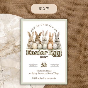 K&ouml;nnte beinhalten: Eine 12,7 x 17,8 cm gro&szlig;e Einladung zu einer Ostereiersuche. Die Einladung zeigt eine Reihe von f&uuml;nf Hasen, die Ostereier halten. Der Text lautet "Hop on over for an Easter Egg Hunt, April 20, Sunday at 2 PM. The Smiths House, 123 Spring Avenue, 123 Bunny Village. RSVP to Sarah at 123-456-789."