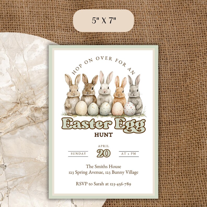 K&ouml;nnte beinhalten: Eine 12,7 x 17,8 cm gro&szlig;e Einladung zu einer Ostereiersuche. Die Einladung zeigt eine Reihe von f&uuml;nf Hasen, die Ostereier halten. Der Text lautet "Hop on over for an Easter Egg Hunt, April 20, Sunday at 2 PM. The Smiths House, 123 Spring Avenue, 123 Bunny Village. RSVP to Sarah at 123-456-789."