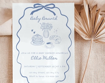 Może przedstawiać: Białe zaproszenie na baby shower z niebieskim tekstem i ilustracjami. Tekst brzmi "Baby Brunch" i zawiera szczegóły baby shower ku czci Ellie Miller. Projekt zawiera kokardę, falistą obwódkę i ilustracje w tematyce brunchu.
