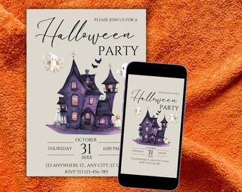 Pode incluir: Um convite para uma festa de Halloween com uma ilustração de uma casa assombrada roxa e o texto "PLEASE JOIN US FOR A HALLOWEEN PARTY" em um fundo cinza claro. O convite inclui a data, a hora e o local da festa.