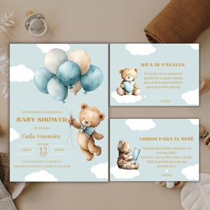 Puede incluir: Invitación a baby shower con un oso de peluche de acuarela sosteniendo globos. La invitación es azul claro con nubes blancas e incluye el texto "Baby Shower" y detalles del evento. Tarjetas adicionales solicitan pañales y libros.