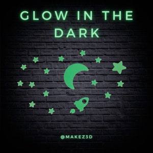 Może przedstawiać: Ceglana ściana z zielonym, świecącym w ciemności księżycem, gwiazdami i rakietą. Tekst "GLOW IN THE DARK" znajduje się w górnej części obrazu. Tekst "@MAKEZ3D" znajduje się w dolnej części obrazu.