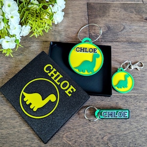 Ensemble de porte-clés dinosaures personnalisés : joli sac à dos d'école dinosaure pour les enfants actifs - étiquette de nom/sac 3D recto-verso premium personnalisée
