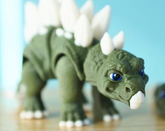 Friendly Articulating Stegosaurus Toy – Inspired by Jurassic Park – Eco-Friendly PLA Plastic – Customizable Colors & Sizes