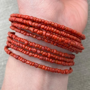 Armband med seed beads, wrap-armband, korallrött, minimalistiskt, handgjort, stapelbara glaspärlor, flerradigt, spiralarmband med minnestråd