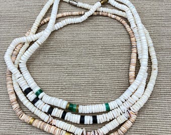 Pezzi unici vintage: collana girocollo con conchiglie, collana Puka Shell Heishi color crema-bianco-marrone, stile boho etnico surfista, anni '70, uomo donna