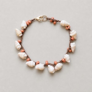 Bransoletka z muszli makramowych, ręcznie robiona biżuteria boho, beż i koral, delikatna letnia bransoletka w stylu marynistycznym, naturalne materiały, muszle, Mermaidcore