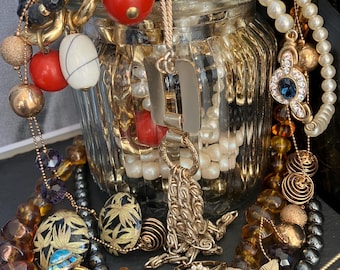 Frasco misterioso de joyería vintage dorada de los años 80 y 90. Lote de bisutería sorpresa. Regalo para ella.
