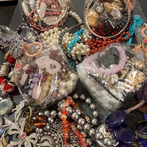 Günstige Schmuck Sets Vintage 80er, 90er Y2K, Konvolut Box, für Mystery Schmuckglas, Tüte, Jewelry Jar in Gold oder Silber