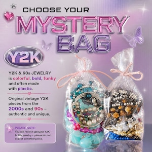 Puede incluir: Dos bolsas de pl&aacute;stico transparente llenas de joyas variadas, incluyendo cuentas de pl&aacute;stico coloridas, anillos met&aacute;licos y varias cadenas. El texto dice CHOOSE YOUR MYSTERY BAG, Y2K, e incluye descripciones sobre joyas Y2K y de los a&ntilde;os 90, adem&aacute;s de una nota sobre autenticidad.