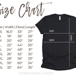 Puede incluir: Camiseta unisex negra con una tabla de tallas. La tabla enumera las tallas XS a 5XL, con medidas de ancho, pecho y largo en cent&iacute;metros. La tabla se muestra junto a la camiseta, con flechas que indican el pecho, el ancho y el largo.