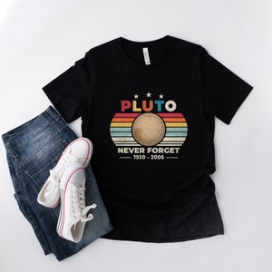 Pluto "Glöm aldrig" T-shirt: Rolig sarkastisk rymdtröja
