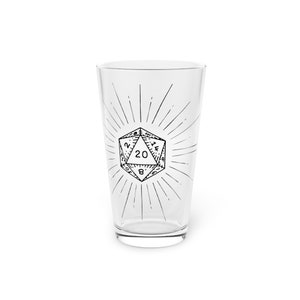 Könnte beinhalten: Ein klares Glas Pint-Glas mit einer Schwarzweißillustration eines zwanzigseitigen Würfels mit der Zahl 20 in der Mitte.