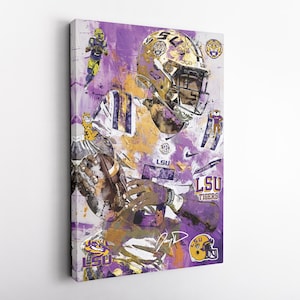 Puede incluir: Impresi&oacute;n art&iacute;stica en lienzo que representa a un jugador de f&uacute;tbol americano con uniforme morado y dorado. La obra de arte tiene un estilo abstracto con pinceladas y logotipos de los LSU Tigers. El jugador sostiene un bal&oacute;n, con el nombre del equipo en un lugar destacado.