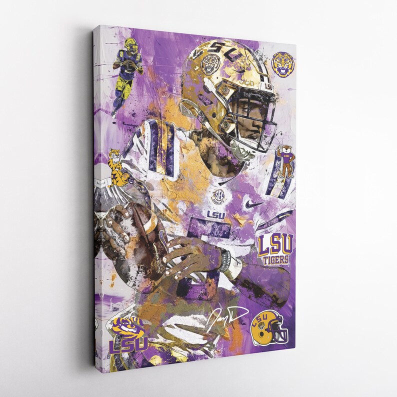 Puede incluir: Impresi&oacute;n art&iacute;stica en lienzo que representa a un jugador de f&uacute;tbol americano con uniforme morado y dorado. La obra de arte tiene un estilo abstracto con pinceladas y logotipos de los LSU Tigers. El jugador sostiene un bal&oacute;n, con el nombre del equipo en un lugar destacado.