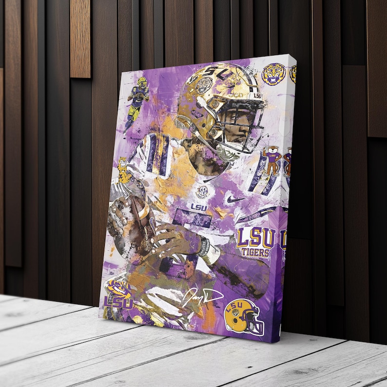 Puede incluir: Impresi&oacute;n art&iacute;stica en lienzo que representa a un jugador de f&uacute;tbol americano con uniforme morado y dorado. La obra tiene un estilo abstracto, con el logotipo y el texto de los LSU Tigers. El jugador sostiene un bal&oacute;n, con los colores del equipo.