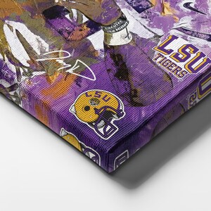 Puede incluir: Impresi&oacute;n en lienzo con el logotipo y el casco de los LSU Tigers en morado y dorado. La obra de arte tiene un estilo abstracto texturizado con pinceladas visibles y una firma. Tambi&eacute;n son visibles las palabras "Excuses Make History".