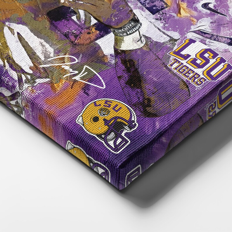 Puede incluir: Impresi&oacute;n en lienzo con el logotipo y el casco de los LSU Tigers en morado y dorado. La obra de arte tiene un estilo abstracto texturizado con pinceladas visibles y una firma. Tambi&eacute;n son visibles las palabras "Excuses Make History".