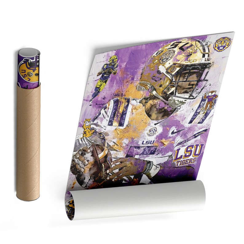 Puede incluir: Un p&oacute;ster enrollado con una ilustraci&oacute;n estilizada de un jugador de f&uacute;tbol americano con un casco dorado y una camiseta morada. El p&oacute;ster tiene el texto "LSU Tigers" y est&aacute; enrollado con un tubo marr&oacute;n.