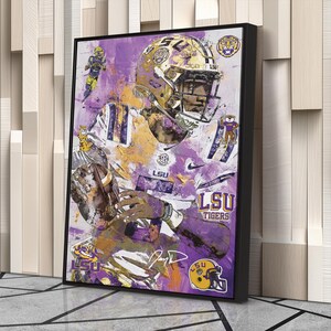 Puede incluir: Impresi&oacute;n art&iacute;stica enmarcada que representa a un jugador de f&uacute;tbol americano con uniforme morado y dorado. La obra tiene un estilo abstracto y pict&oacute;rico con salpicaduras de color. El logotipo de los LSU Tigers es visible.