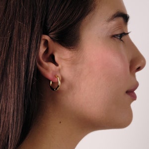 18K Gold Hoop Earrings • Thin Gold Hoops Daily • Medium Sized Casual Gold Hoop Earrings • Minimalist Gold Hoop Earrings • 19mm Hoops