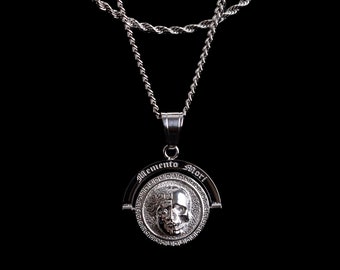 Memento Mori - Doppelseitiger Anhänger Stoizismus Herren Schmuck Halskette | Geschenk für Ihn | Griechisches Gold Silber | Lateinische Phrase